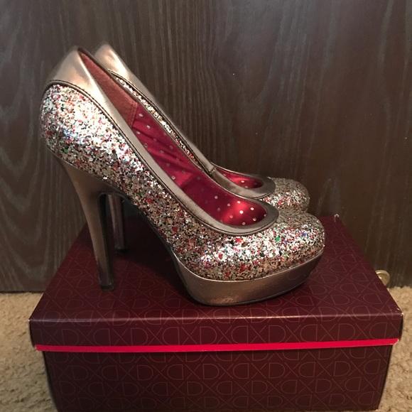 XOXO Shoes - Glittery silver pumps!